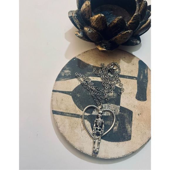PRETTY GOTH SILVER SKELETON HEART NECKLACE - Picture 2 of 6